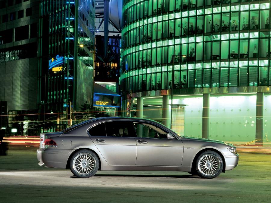  BMW 760i 2003 года  (фото 8 из 15)